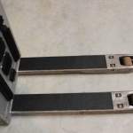 Wózek paletowy wyposażony w nakładki wuBlade i odbojniki wuPanda