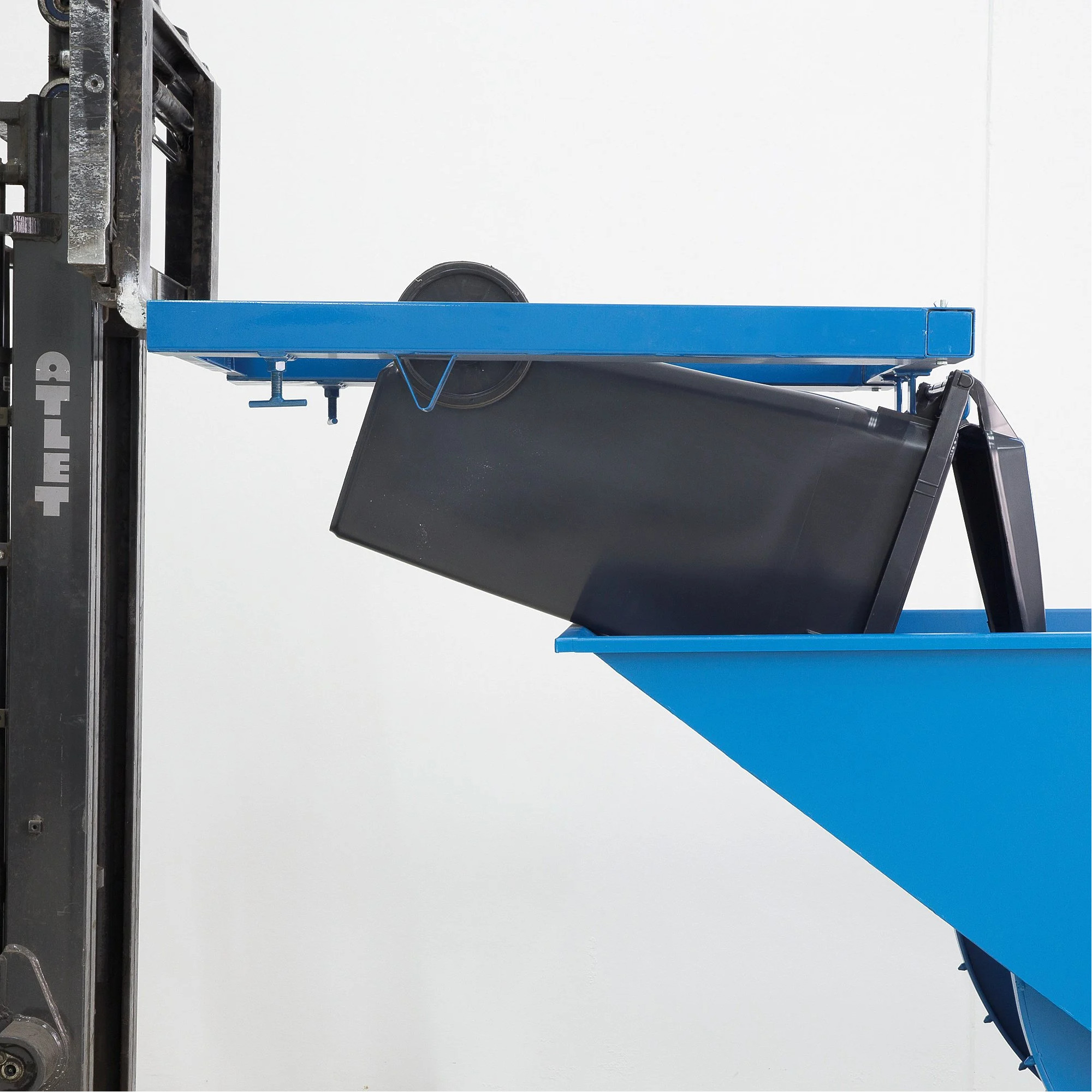 Uchwyt do kosza na śmieci do wózka widłowego